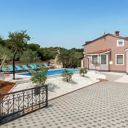 Stunning In With Kitchen Holiday home *
